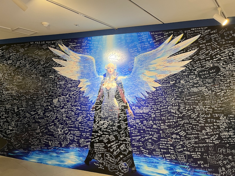 스마일게이트 ‘로스트아크 미디어아트전: 빛의 여정’ 전시 원화 전시관. / 사진=정채윤 기자