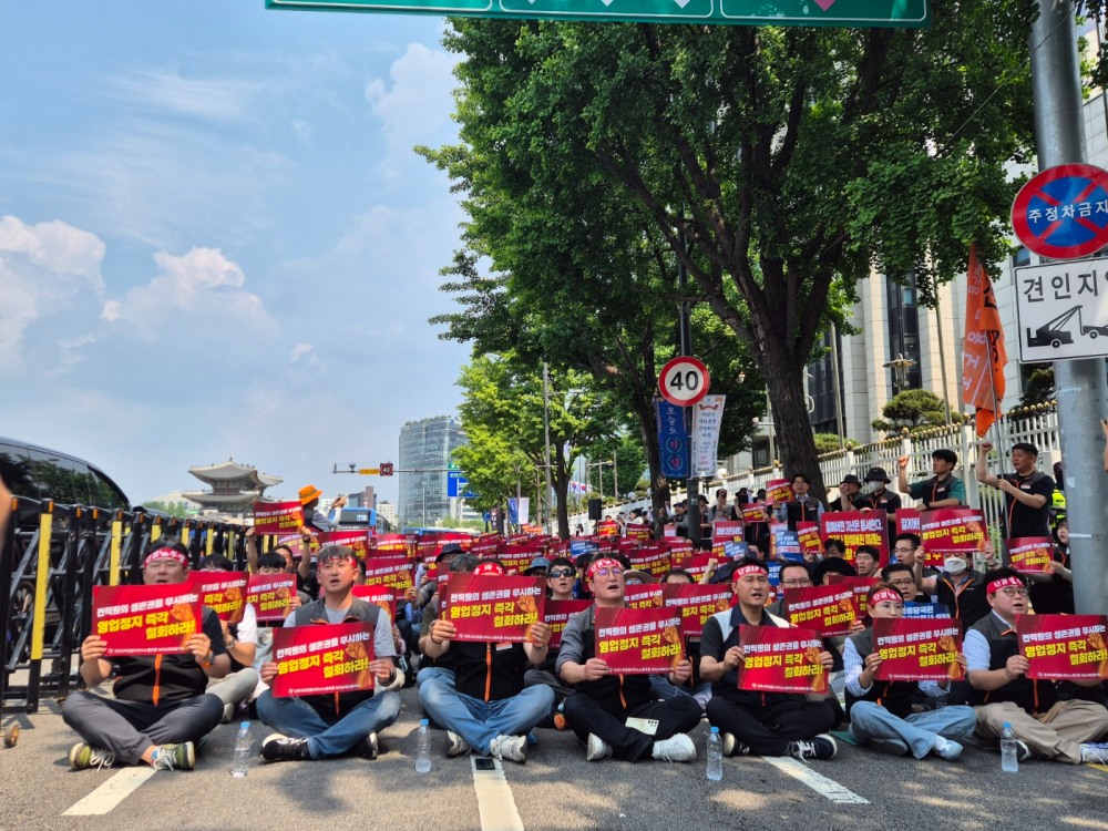MG손해보험노조가 지난 5월 금융위원회 앞에서 가교보험사 설립 및 계약이전을 반대하는 총파업 선포 결의대회를 진행했다. 사진=강은영 기자
