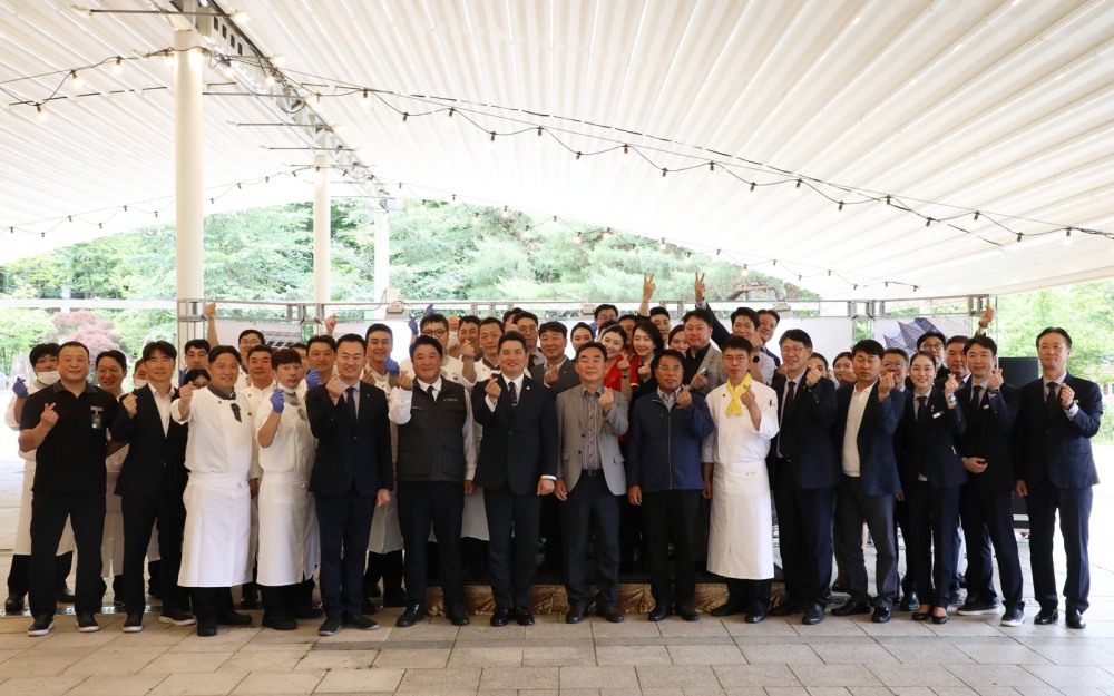 최철규 강원랜드 대표이사직무대행을 비롯한 참석자들이 2025년 하계성수기 식음료 품평회 행사에서 기념촬영을 하는 모습./사진제공=강원랜드