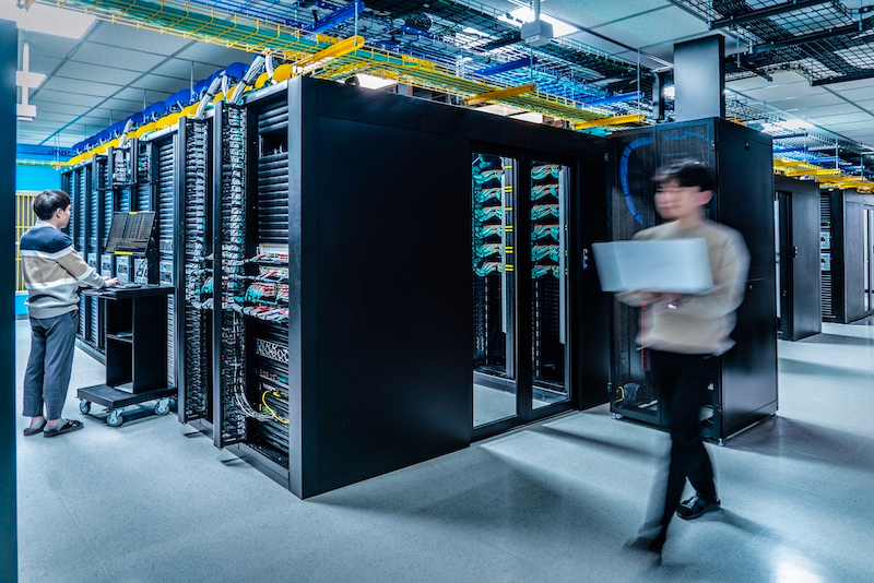 SKT는 허깅페이스를 통해 에이닷 엑스 4.0의 표준 모델과 경량 모델 2종을 공개했다고 3일 밝혔다. / 사진=SKT