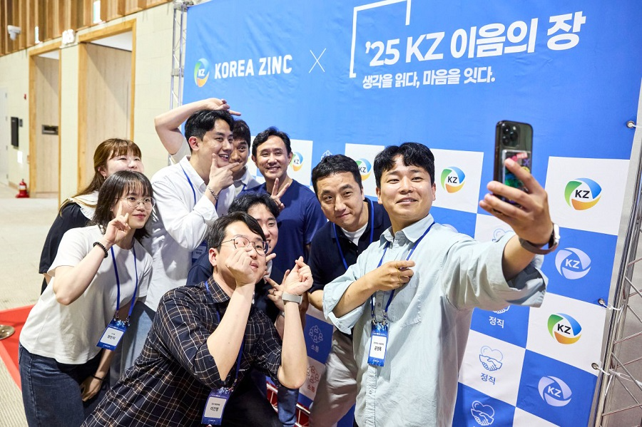 가운데 파란티를 입은 최윤범 고려아연 회장이 'KZ 이음의 장' 행사에서 직원들과 기념촬영을 하고 있다. 사진=고려아연