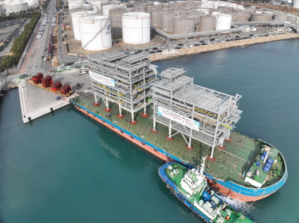 샤힌 프로젝트 대형 모듈을 실은 바지선이 울산신항 부두에 접안하는 작업을 하고 있다./사진제공=DL이앤씨