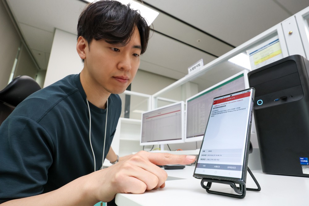 KT는 AI 기반 실시간 스팸 차단 키워드 등록 시스템을 지난 6월 11일부터 본격 운영 중이라고 7일 밝혔다. 사진은 KT 고객센터 스팸분석팀 직원이 AI 기반 실시간 스팸 차단 키워드 등록 시스템을 운용하고 있는 모습. / 사진=KT