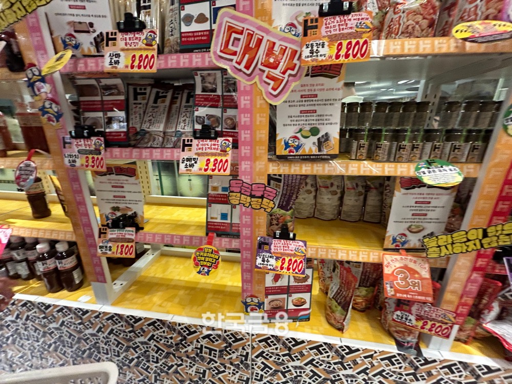 팝업스토어가 문을 연 지 1시간도 채 되지 않아 진열대에 빈 자리가 꽤 많이 생겨났다. /사진=박슬기 기자