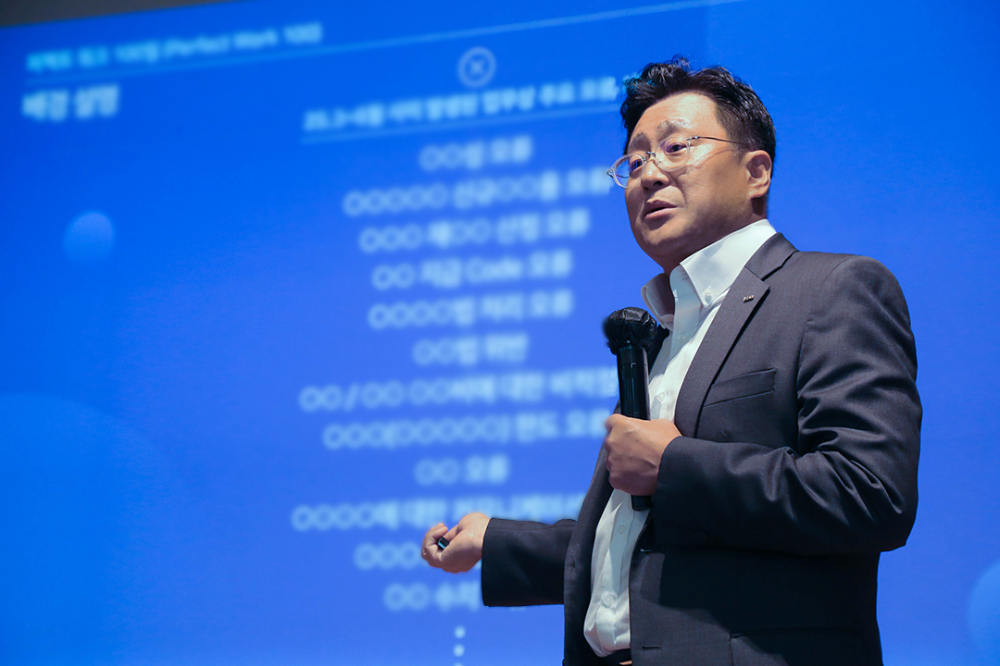 김병철 KDB생명 수석부사장이 지난 1일 열린 ‘임직원 대상 타운홀 미팅’에서 신규 캠페인 실시 목적과 방향성에 대해 설명하고 있다.(2025.07.01.)./사진제공=KDB생명