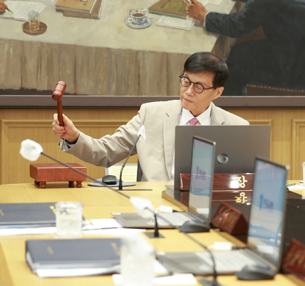 이창용 한국은행 총재가 10일 오전 서울 중구 한국은행에서 열린 금융통화위원회 본회의를 주재하고 있다. 의사봉을 두드리는 모습. / 사진제공= 한국은행(2025.07.10)