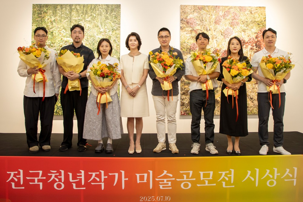 호반문화재단이 경기 과천시 호반아트리움에서 전국청년작가 미술공모전 ‘2025 H-EAA’ 시상식을 개최했다. 우현희 호반문화재단 이사장(사진 왼쪽에서 네 번째)이 수상 작가들과 기념촬영을 하고 있다. /사진제공=호반그룹