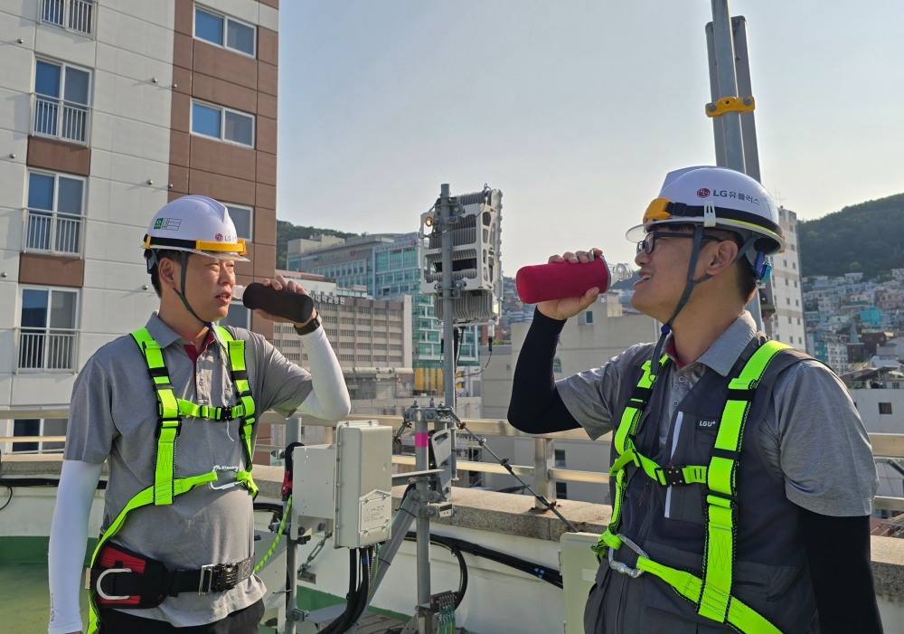 LG유플러스가 최근 기록적인 폭염이 지속되는 가운데, 현장 근로자들의 안전을 위해 다양한 지원책을 마련했다고 14일 밝혔다. 사진은 현장 근무 중 식수를 마시는 LG유플러스 직원의 모습. / 사진=LG유플러스