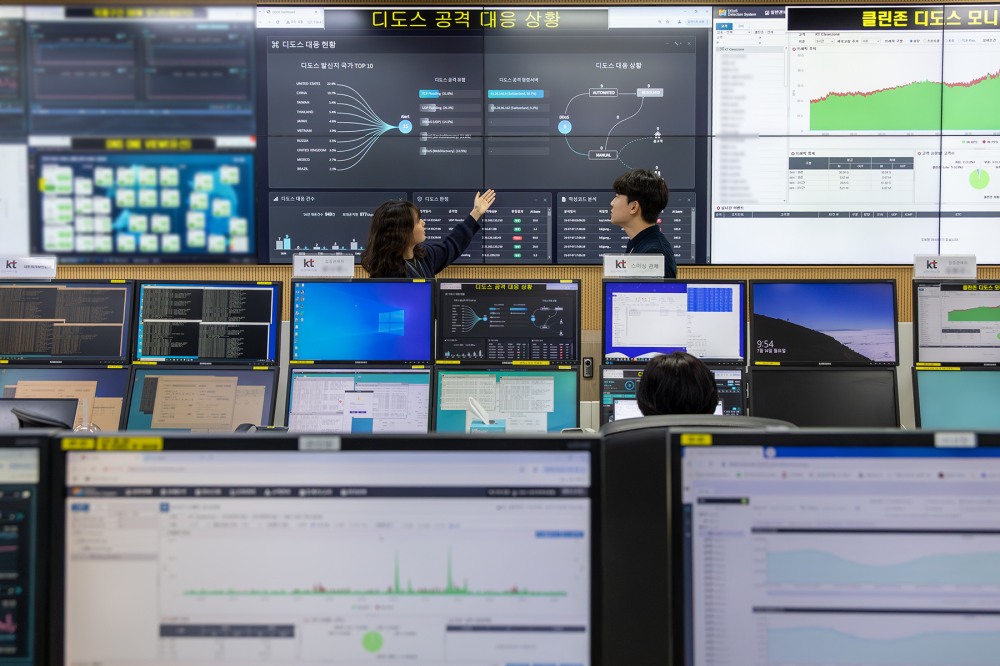 KT가 15일 서울 광화문 인근에서 ‘KT 고객 안전·안심 브리핑’을 열고, 향후 5년간 정보보호 분야에 1조원 이상을 투자해 고객이 안심하고 통신 생활을 영위할 수 있도록 정보보호체계를 혁신한다는 계획을 밝혔다. 사진은 경기도 과천시 KT 네트워크 관제센터에서 KT 직원들이 정보보안 현황을 모니터링하고 있다. / 사진=KT