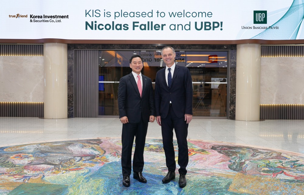 한국투자증권 김성환 사장(왼쪽)과 UBP 니콜라스 팔라(Nicolas Faller) UBP 글로벌 자산운용 대표(오른쪽)가 전략적 협업 방안 논의를 마치고 기념사진을 찍고 있다./ 사진 = 한국투자증권