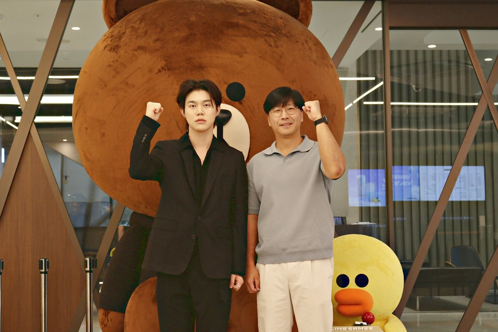 좌측부터 NOMORE 루민(LUMIN) 대표, 라인게임즈 조동현 공동대표. / 사진=라인게임즈