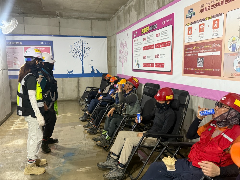 보건관리자와 근로자가 무더위시간대 온열질환 증상 확인 및 면담하는 모습.·사진제공=BS한양