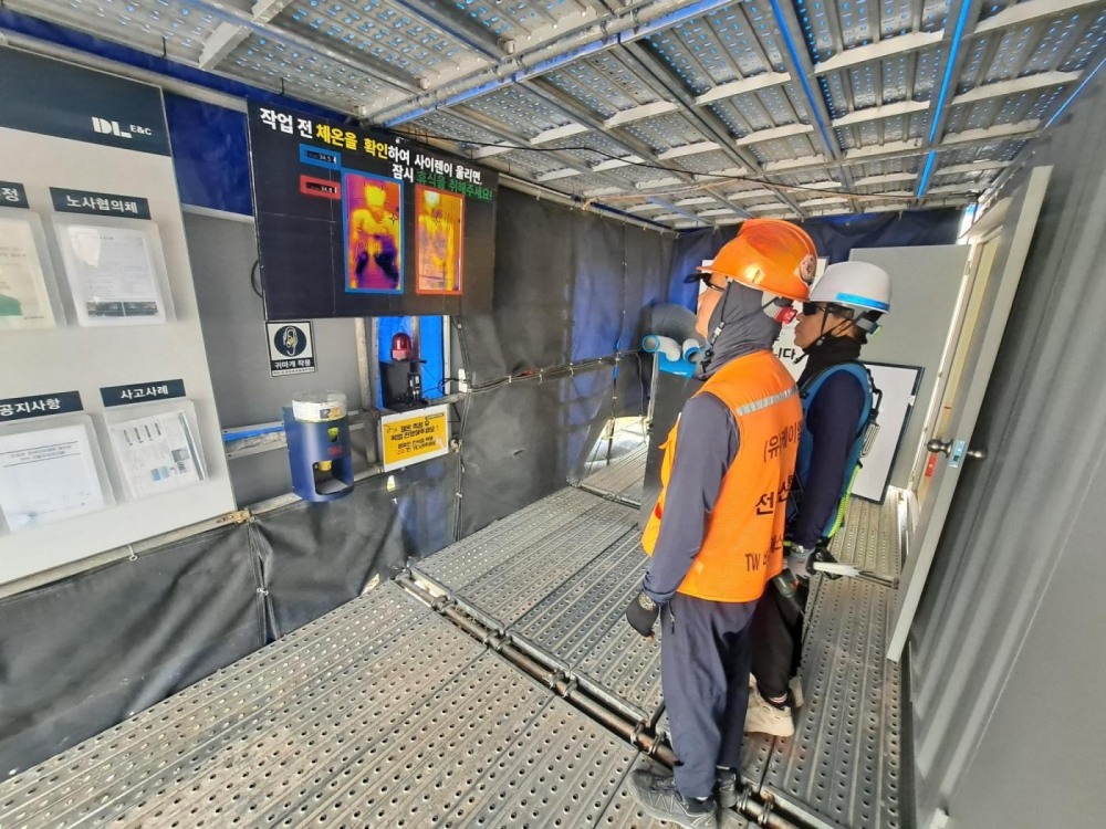 DL이앤씨 현장에 설치된 열화상카메라를 통한 체온 측정 시설. 작업 투입 전에 체온을 확인해 충분한 휴식을 취할 수 있도록 조치하고 있다./사진제공=DL이앤씨