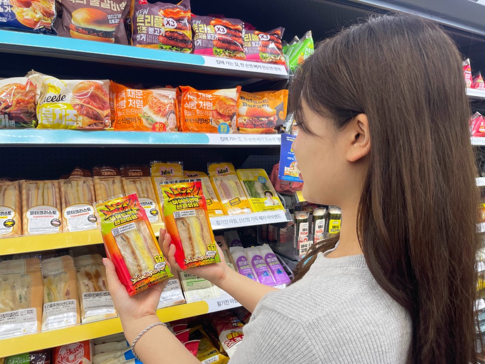 GS25가 NCT DREAM과 손잡고 '아이돌 샌드위치'를 오는 30일 출시한다. /사진제공=GS리테일