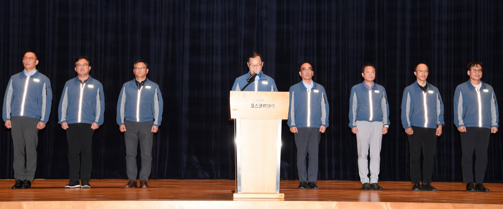 정희민 사장을 비롯한 포스코이앤씨 임원들이 포스코이앤씨 송도사옥에서 '함양~창녕간 고속도로 10공구 현장 사고'에 대해 사과했다./사진제공=포스코이앤씨