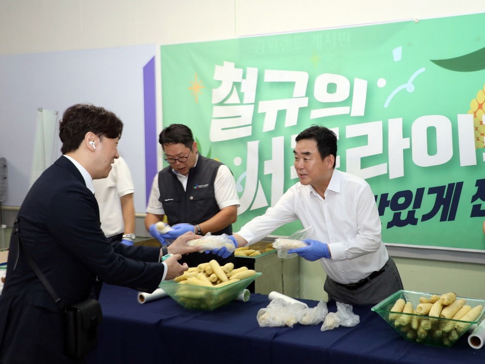 최철규 강원랜드 직무대행이 여름 성수기를 맞아 직원들을 대상으로 격려 행사를 실시하는 모습./사진제공=강원랜드