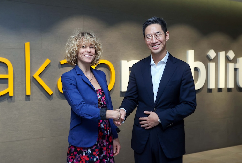 지난 25일 경기 성남시 카카오모빌리티 사옥에서 벨기에 교통부(교통·기후·생태전환부) 소속 타냐 브라인세일스(왼쪽) 전략모빌리티국장과 장성욱 카카오모빌리티 미래이동연구소장이 기념 촬영을 하고 있다. / 사진=카카오모빌리티