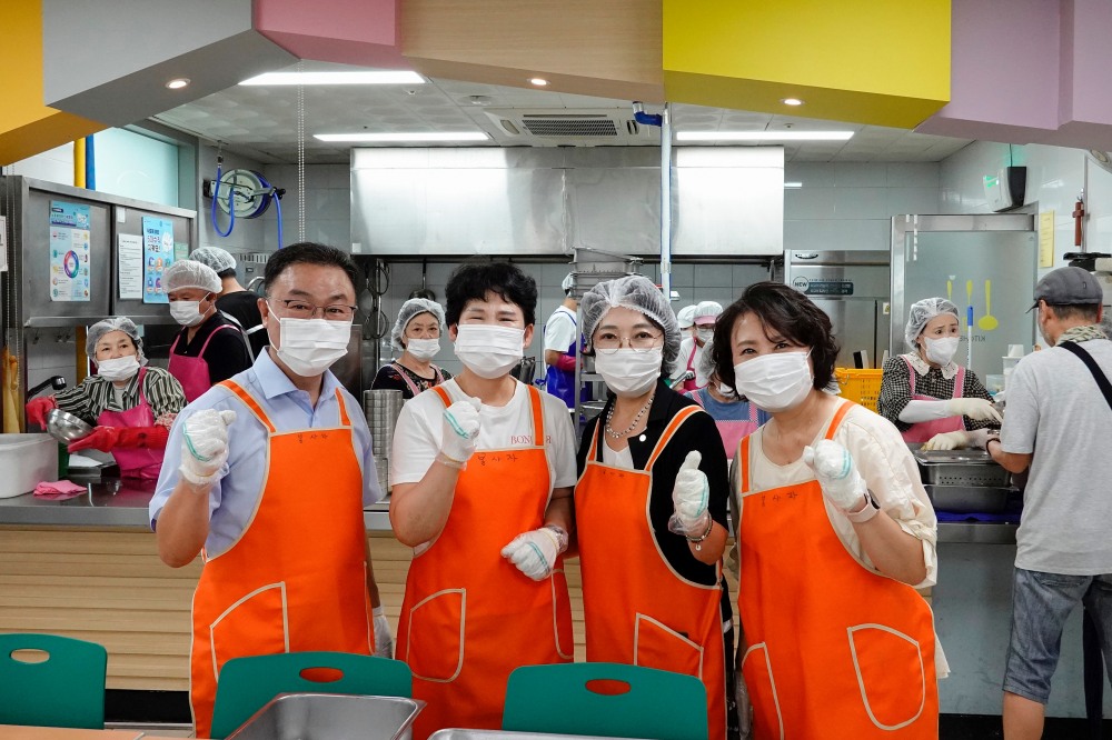 오른쪽부터 마포구의회 안미자, 권영숙, 한선미, 홍지광 의원이 용강동 배식봉사를 펼치는 모습./사진제공=마포구의회