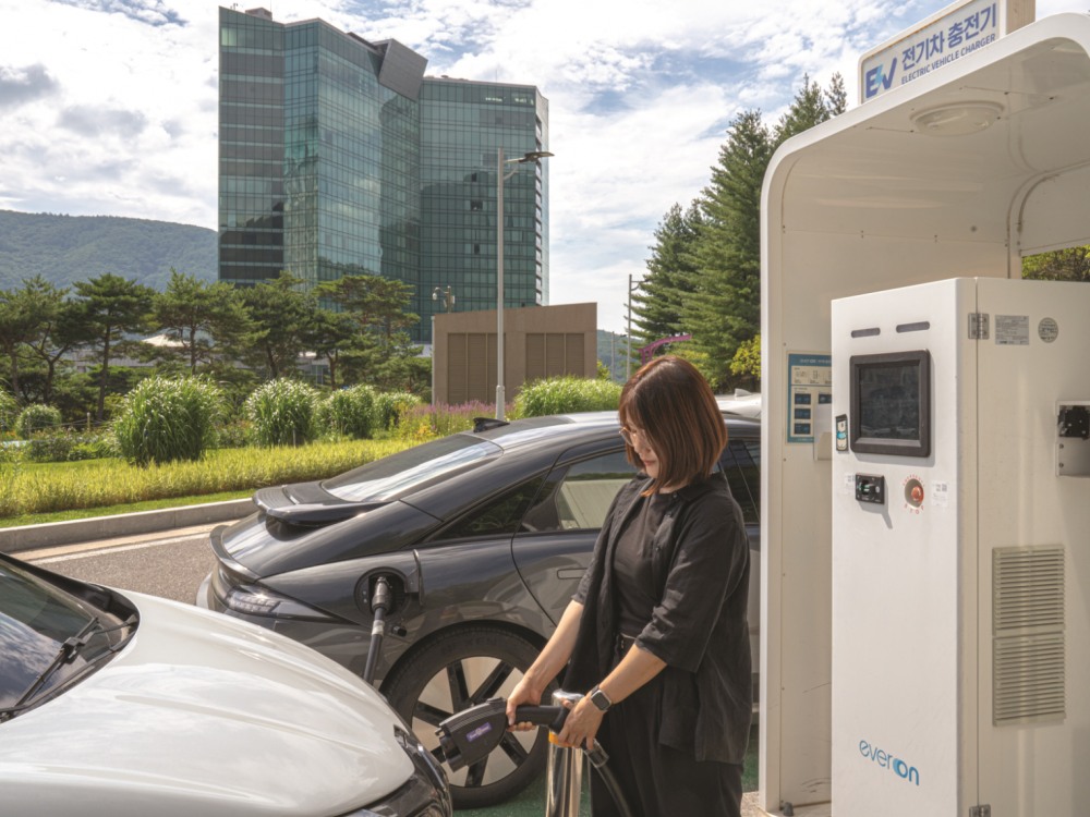 강원랜드는 하이원리조트 내 비치된 에버온 전기차 충전기에 대해 충전요금 10% 할인행사를 진행한다./사진제공=강원랜드