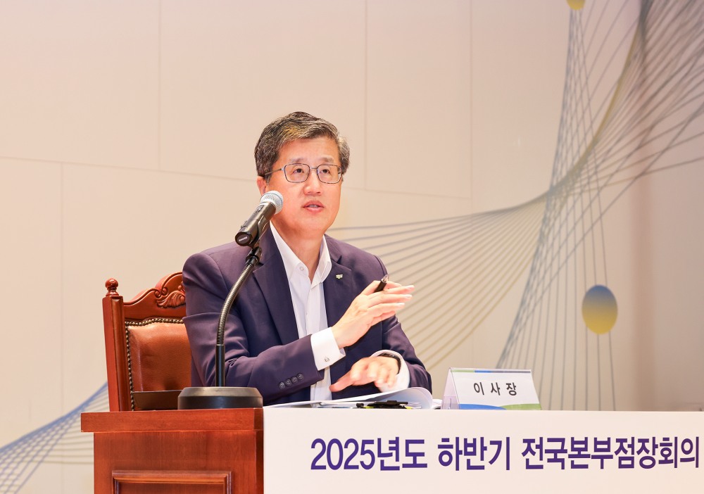 최원목 신용보증기금 이사장이 13일 대구 본점에서 열린 2025년도 하반기 전국본부점장회의에서 당부의 말을 전하고 있다. / 사진제공=신용보증기금