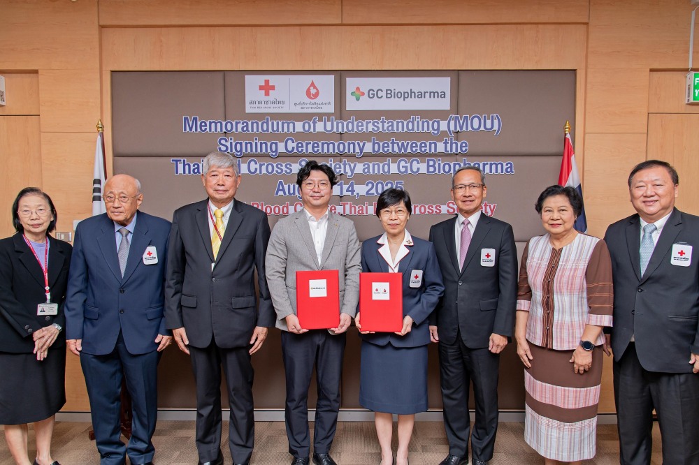 박형준 GC녹십자 오창공장 본부장(왼쪽 4번째), 두차이 차이와니치시리 태국 적십자사 혈액원장(오른쪽 4번째)가 MOU 체결 후 기념 사진촬영을 하고 있다. /사진=GC녹십자