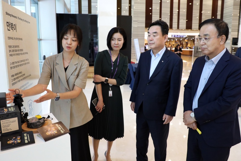 최철규 강원랜드 대표이사직무대행(오른쪽에서 두번째)과 안광복 상임감사위원 (첫번째)이 굿즈 전시회를 관람하는 모습./사진제공=강원랜드