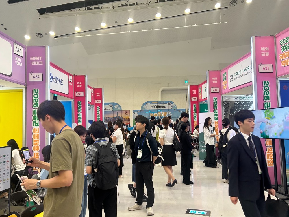 20일 서울 중구 동대문 디자인 플라자(DDP) 아트홀에서 열린 '2025 금융권 공동채용 박람회'에서 구직자들이 채용 부스를 둘러보고 있다./사진=김하랑 기자