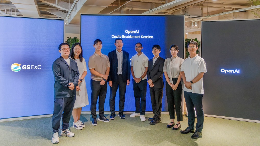 허윤홍 GS건설대표(왼쪽에서 네번째)가 관계자 및 OpenAI 담당자들과 기념촬영을 하는 모습./사진제공=GS건설