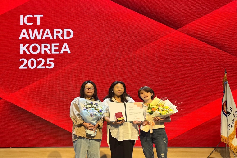 LG유플러스는 국내 최대 정보통신기술(ICT) 시상식 ‘ICT 어워드 코리아 2025’에서 IT기기 & 통신 분야 금상을 수상했다고 29일 밝혔다. 사진은 시상식에서 LG유플러스 임직원이 기념 촬영하는 모습. / 사진=LG유플러스