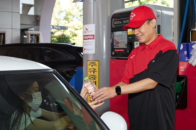 SK에너지가 4일부터 강릉·동해 지역 SK주유소 17곳에서 가뭄 피해 지원을 위해 생수를 제공하고 있다. 사진=SK에너지