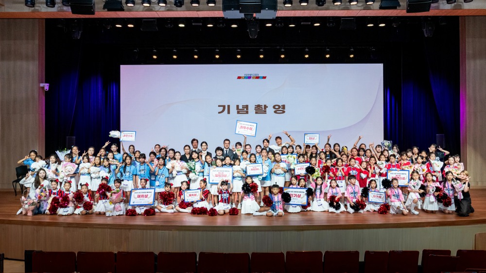 행사에 참여한 초·중학생들이 서초 치어리딩챔피언십을 마무리 한 후 기념촬영을 하는 모습./사진제공=청흥