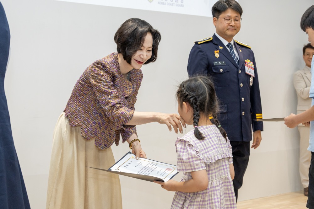 지난 9일 서울 종로구 교원투어빌딩에서 '신격호 롯데 나라사랑 장학금 전달식'이 열렸다. 장혜선 이사장이 장학증서를 수여하는 모습. /사진제공=롯데장학재단