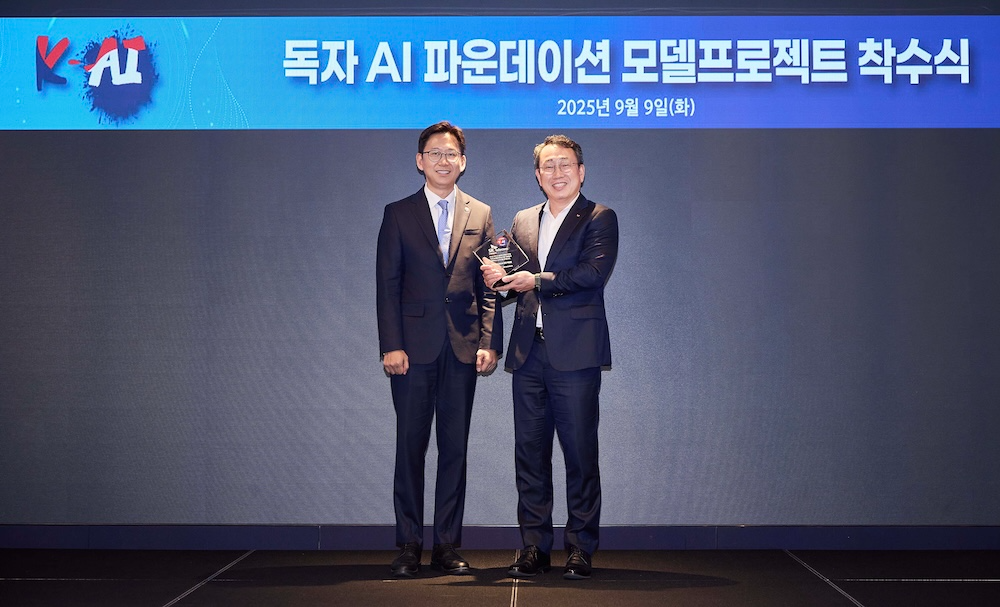 배경훈 과학기술정보통신부장관이 유영상 SK텔레콤 대표에게 ‘K-AI’ 앰블럼이 새겨진 상패를 수여하는 모습. / 사진=SKT