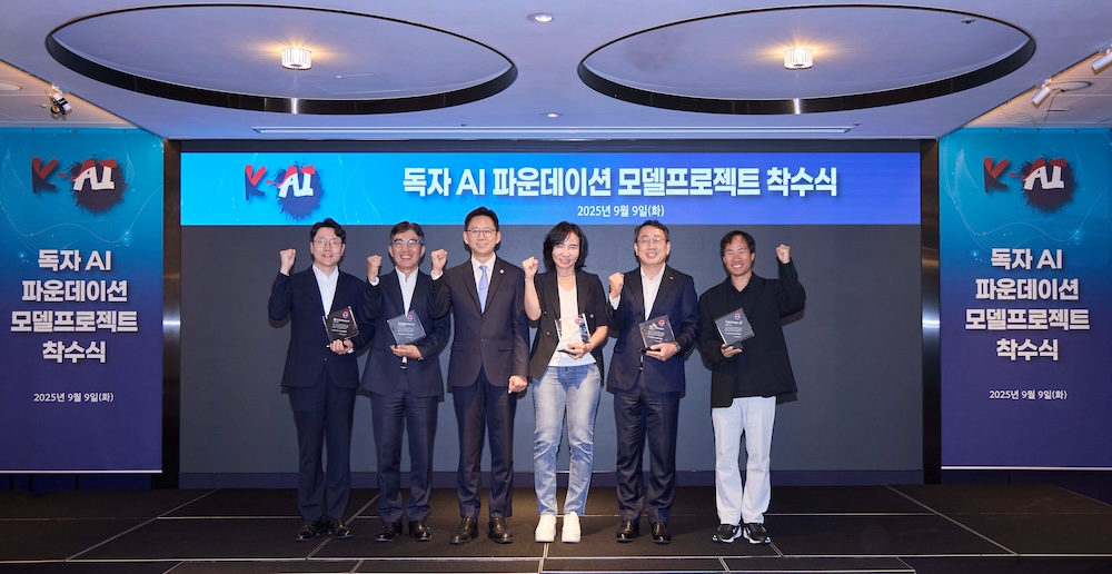 과학기술정보통신부장관과 독자 AI 파운데이션 모델 프로젝트의 5개 정예팀 대표들이 프로젝트 착수를 알리며 도전 의지를 다지는 모습. (왼쪽부터) 임우형 LG AI연구원장, 김유원 네이버클라우드 대표, 배경훈 과학기술정보통신부장관, 이연수 엔씨에이아이 대표, 유영상 SK텔레콤 대표, 김성훈 업스테이지 대표. / 사진=SKT