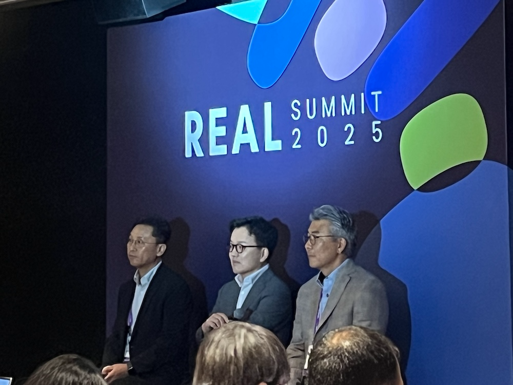 (왼쪽부터) 송해구 삼성SDS 솔루션 사업부장, 이준희 삼성SDS 대표이사(사장), 이호준 삼성 SDS 부사장. / 사진=정채윤 기자