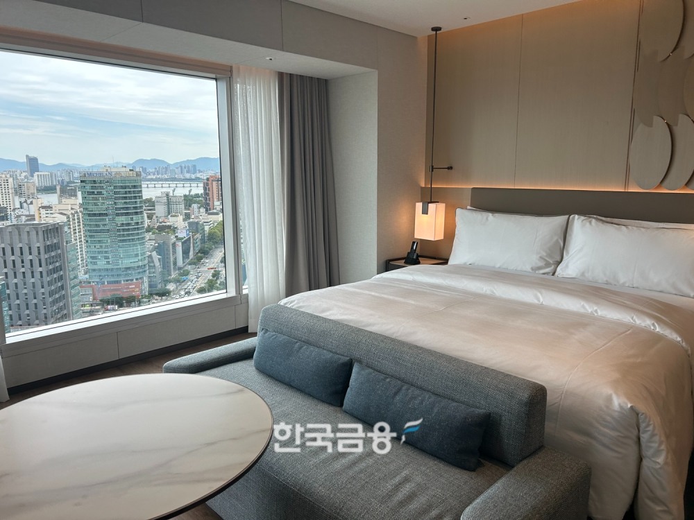 침대에서 한강과 봉은사를 한눈에 볼 수 있다. /사진=박슬기 기자