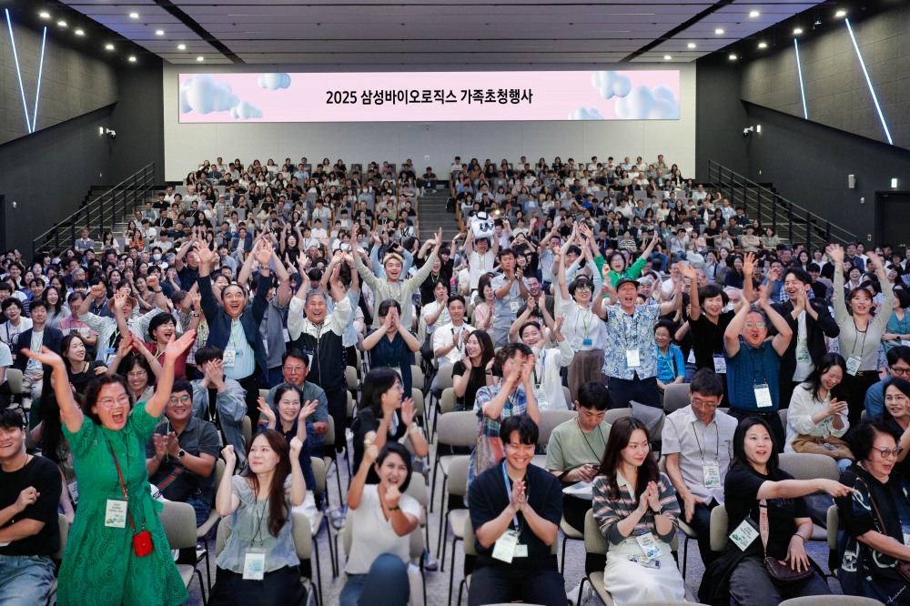 삼성바이오로직스 임직원들이 가족 초청행사 이후 기념촬영을 하고 있다. /사진=삼성바이오로직스