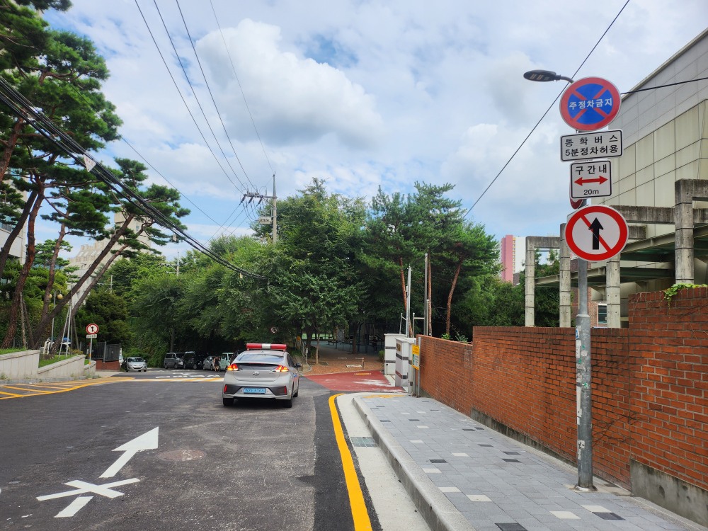 안전한 통학 환경을 위해 새로 조성된 용산구 선린중학교 정문 앞 보도./사진제공=용산구