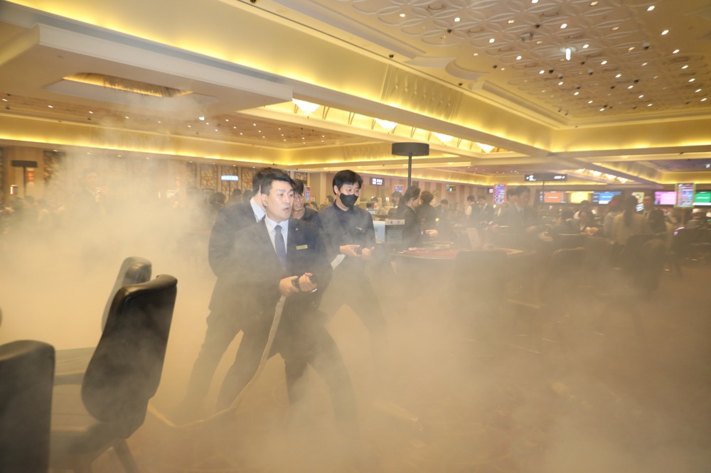 강원랜드 관계자들이 지진 화재상황을 가정해 실전처럼 재난 훈련을 진행하는 모습./사진제공=강원랜드