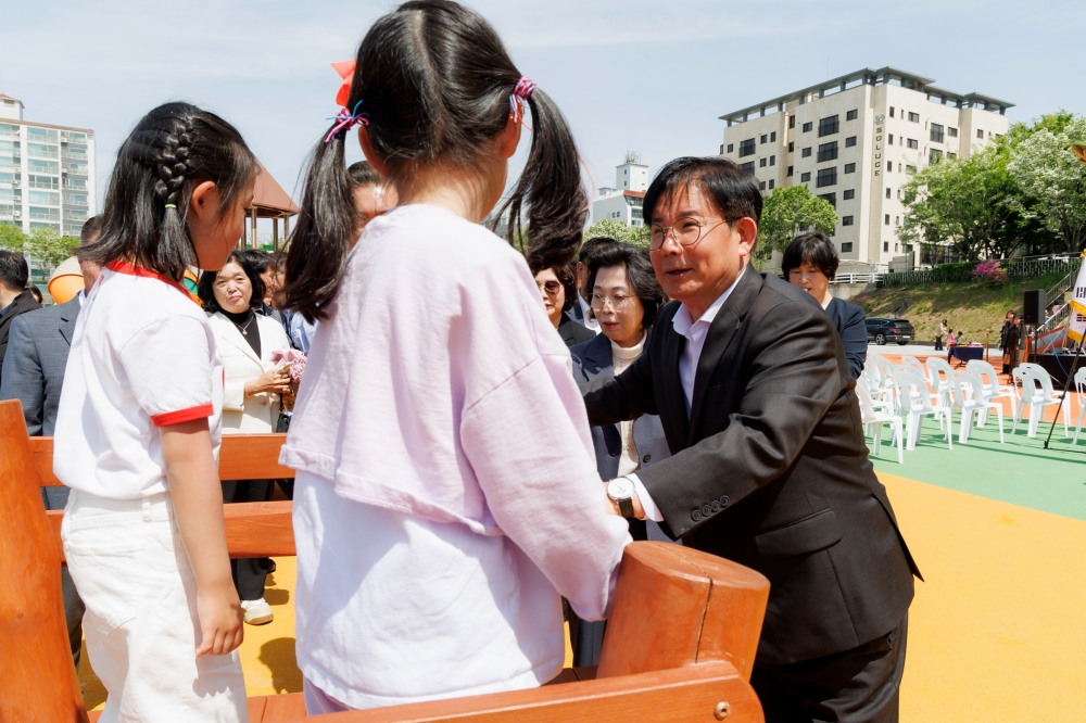 박강수 마포구청장이 망원유수지 어린이체육센터에서 어린이들과 소통하는 모습./사진제공=마포구