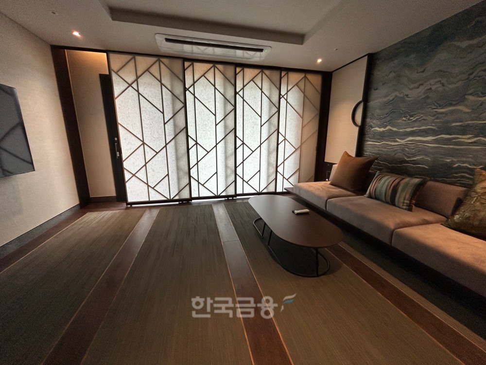 한지 창호와 우물 천장 등이 눈에 띄는 객실./사진=박슬기 기자