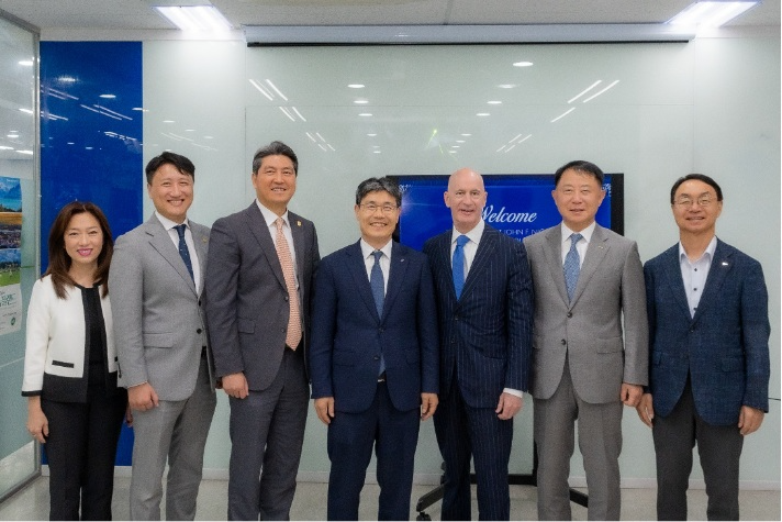 (왼쪽부터) 유나킴, 정호열, 이승봉 협회장, 심두섭 인카금융서비스 사장, 존 니콜스 MDRT협회 회장, 천대권 인카금융서비스 부회장, 김태열 인카금융서비스 부사장이 17일 기념촬영을 하고 있다.(2025.09.17.)./사진제공=인카금융서비스