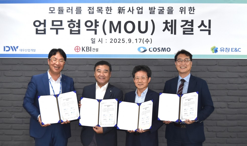 진광우 KBI건설 대표이사(좌측에서 세번째)가 ‘모듈러를 접목한 신사업 발굴의 위한 업무협약 체결식’에 참석해 김승석 대우산업개발 대표이사(첫번째), 차순신 코스모이앤씨 대표이사(두번째), 강창희 유창이앤씨 부사장(네번째)와 기념사진을 촬영을 하는 모습./사진제공=KBI그룹