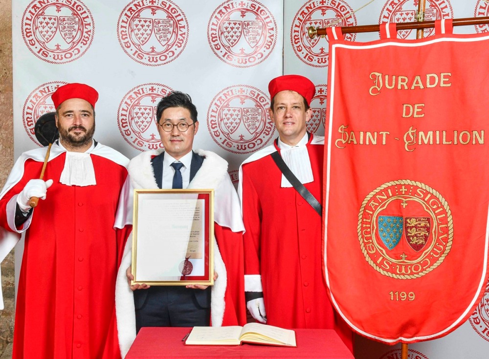 남궁현 와인 바이어, 기사 작위 수훈./사진제공=현대백화점