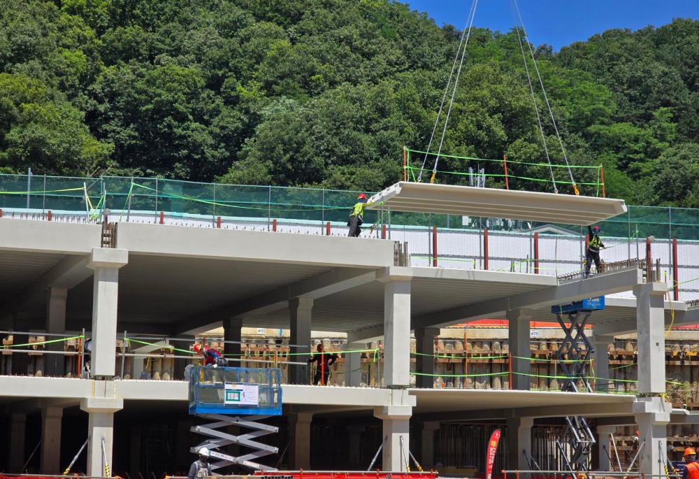 롯데건설이 공동주택 현장에서 ‘PC공법’을 활용해 지하 주차장을 시공하고 있다./사진제공=롯데건설