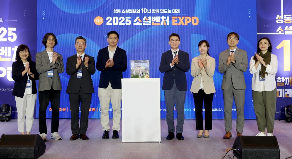 유용재 삼표그룹 사회공헌단 상무(오른쪽에서 두번째), 정원오 성동구청장(네번째)이 관계자들과 기념촬영을 하고 있다./사진제공=삼표그룹