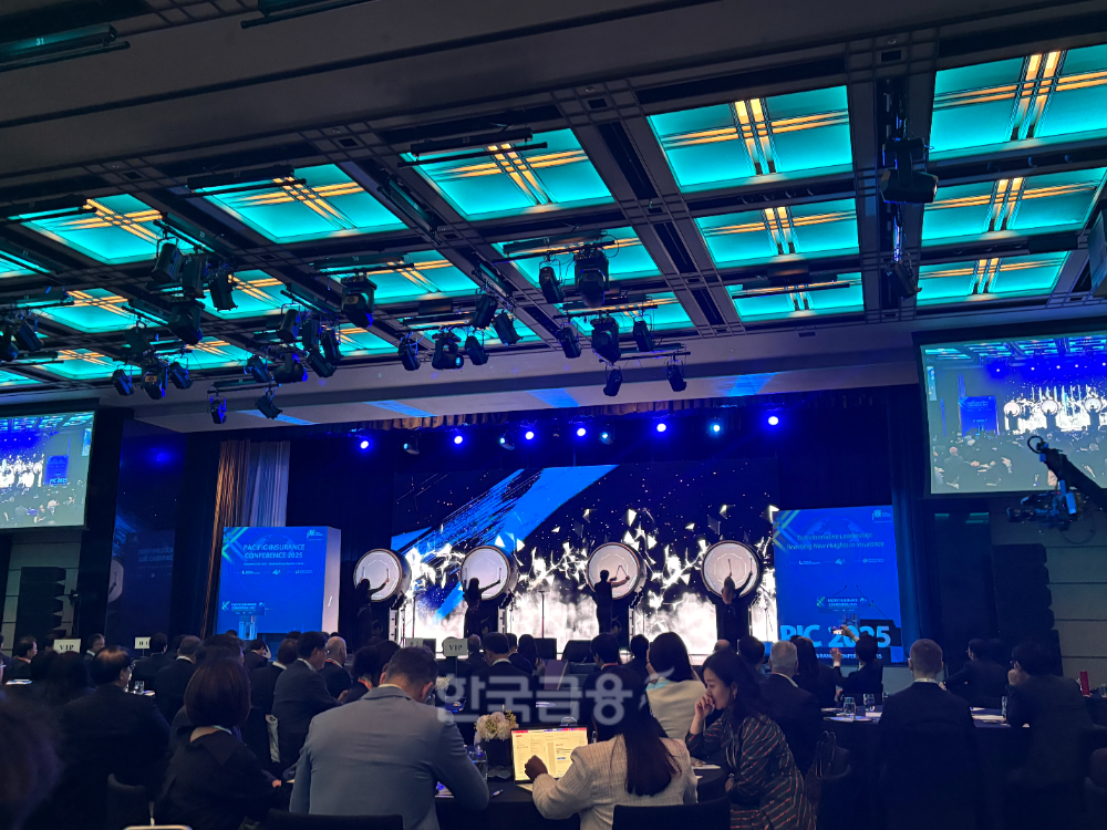24일 그랜드 하얏트 호텔에서 열린 '2025 태평양보험콘퍼런스'에서 개막을 알리는 행사를 진행하고 있다./사진=전하경 기자