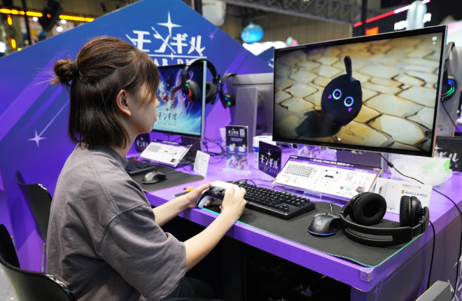 도쿄게임쇼2025 넷마블 부스에서 몬길 콘솔 버전을 체험하고 있는 모습. / 사진=넷마블