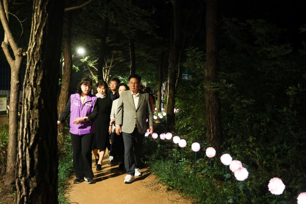 박강수 마포구청장이 토정나들목 황톳길 LED 수국길을 산책하는 모습./사진제공=마포구