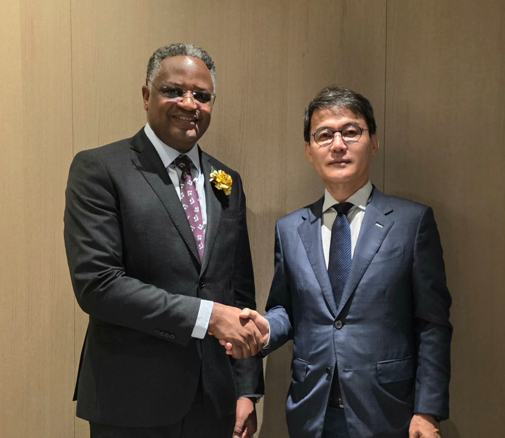 정영균 희림 회장(오른쪽)이 탄자니아 총리실 요나지(Jim James Yonazi) 상임차관과 악수하며 기념촬영을 하는 모습./사진제공=희림